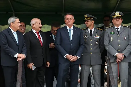 Bolsonaro insiste em pedido de impeachment de Barroso e Moraes