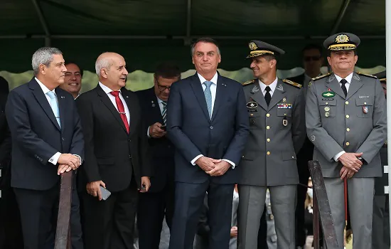 Bolsonaro insiste em pedido de impeachment de Barroso e Moraes