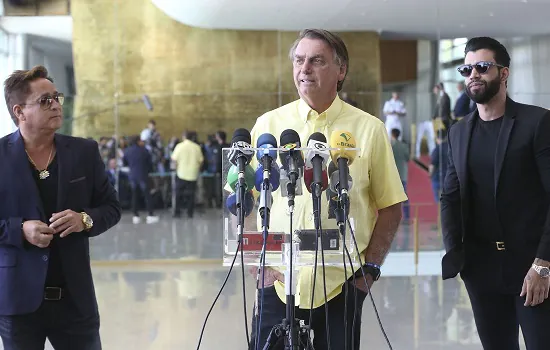 Bolsonaro recebe apoio de ex-senadores e cantores sertanejos