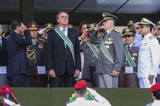 Exército está presente em momentos difíceis do país, diz Bolsonaro