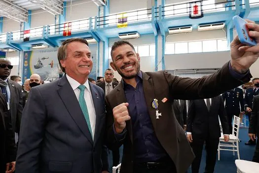 Bolsonaro recebe apoio de lutadores em SP e reforça discurso religioso