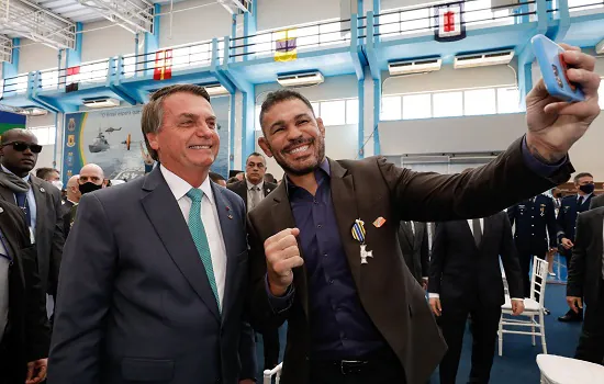 Bolsonaro recebe apoio de lutadores em SP e reforça discurso religioso