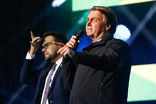 Bolsonaro anuncia, sem detalhar, ajuda a caminhoneiros em meio à alta do diesel