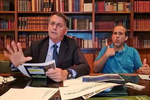 Bolsonaro avisa que excepcionalmente, sua live semanal será amanhã às 19h