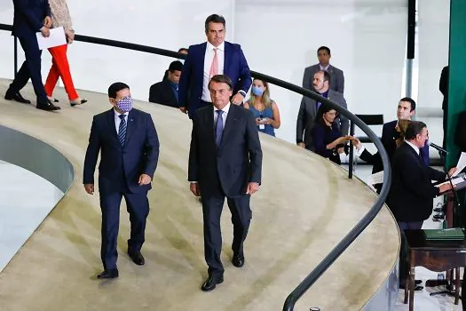 Bolsonaro sanciona lei que dificulta punição de políticos por improbidade