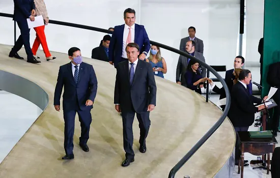 Bolsonaro sanciona lei que dificulta punição de políticos por improbidade