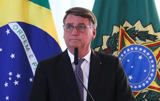 Bolsonaro faz novas críticas a STF e urnas eletrônicas em reunião com médicos