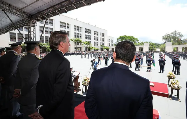 Presidente Bolsonaro participa de formatura de cadetes na Aman