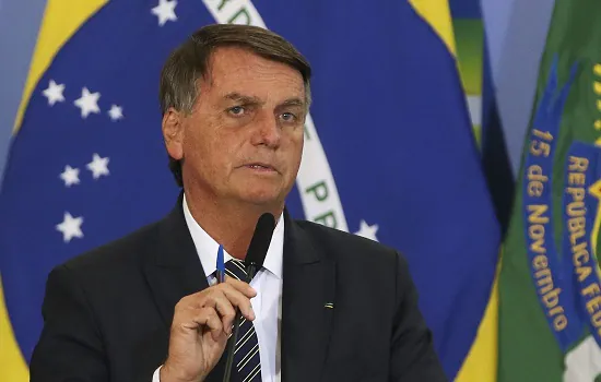 Bolsonaro deixa hospital após ser internado devido a ‘desconforto’ no abdômen