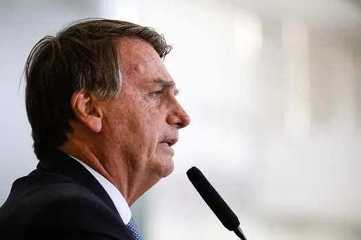 Em live, Bolsonaro sobe o tom e chama Moraes de ‘patife’ e ‘moleque’