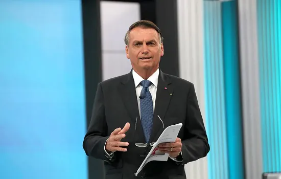 Bolsonaro critica TSE sobre inserções de rádio e acusa PT de espalhar fake News