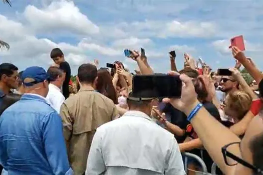 Bolsonaro chega em Santa Catarina e provoca aglomeração