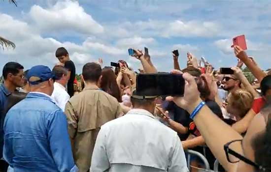 Bolsonaro chega em Santa Catarina e provoca aglomeração