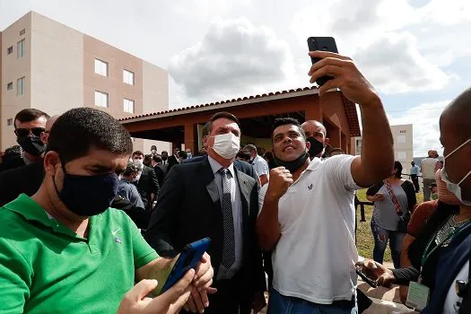 Bolsonaro retorna ao Alvorada após causar aglomeração