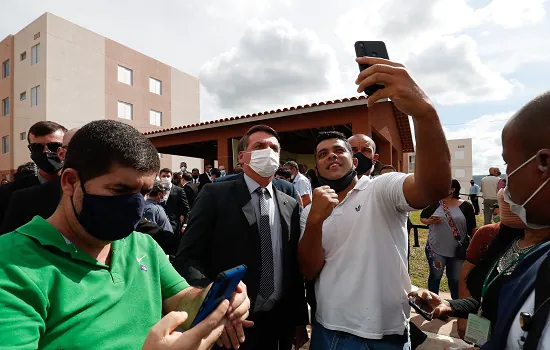 Bolsonaro retorna ao Alvorada após causar aglomeração