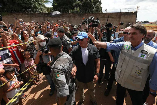 Câmara dá 30 dias para Bolsonaro apresentar resultado de exame de coronavírus