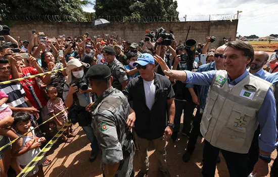 Câmara dá 30 dias para Bolsonaro apresentar resultado de exame de coronavírus