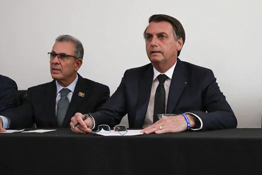 Bolsonaro participa de reunião sobre alta do combustível em ministério