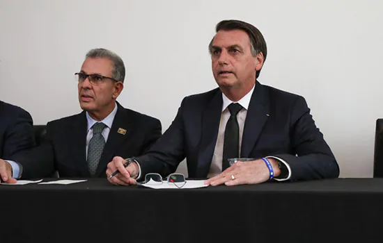 Bolsonaro participa de reunião sobre alta do combustível em ministério