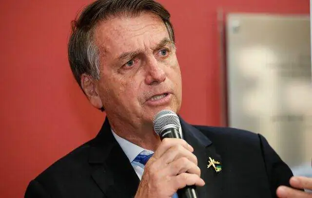 Bolsonaro e aliados adaptam versões sobre joias diante do avanço da investigação da PF