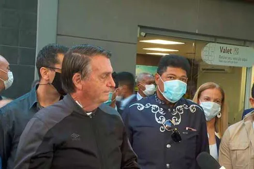 Após 4 dias internado, Bolsonaro recebe alta e deixa hospital