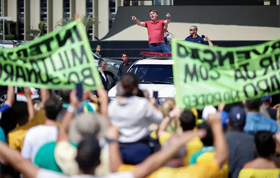 Youtubers bolsonaristas ganham R$100 mil mensais com informações privilegiadas do Planalto