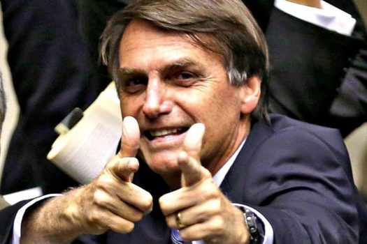 Bolsonaro promete discutir porte e redução de idade mínima para compra de armas