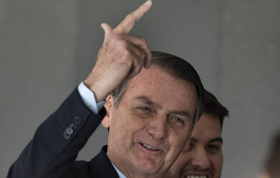 Bolsonaro diz que tem 3 decretos para facilitar acesso `a armas de fogo