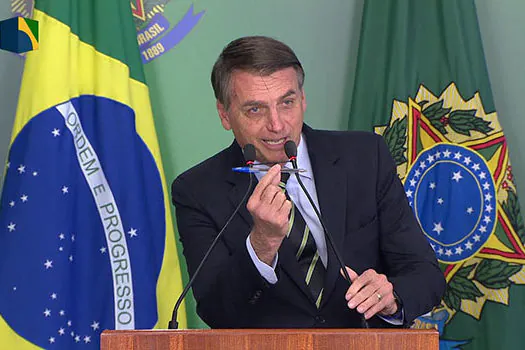 Bolsonaro assina decreto que flexibiliza a posse de armas