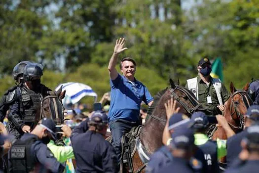 Cavalgando, Bolsonaro cumprimenta apoiadores em manifestação pró-governo