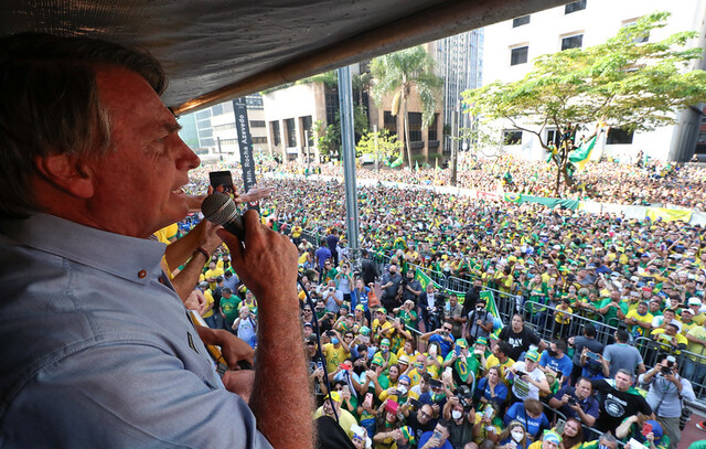 Justiça manda notificar Bolsonaro sobre multa de R$ 376 mil por falta de máscara em ato