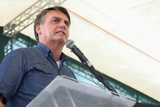 Bolsonaro diz que governador que ‘fechar seu Estado’ bancará auxílio emergencial