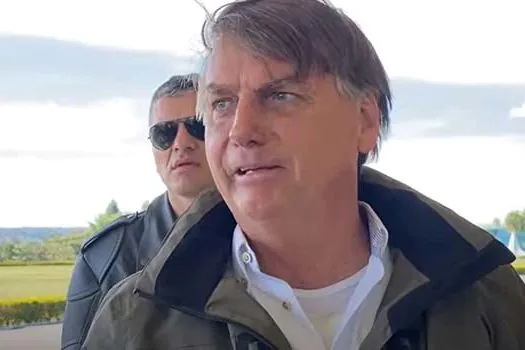 A apoiadores, Bolsonaro diz que, apesar dos problemas, está indo bem o Brasil