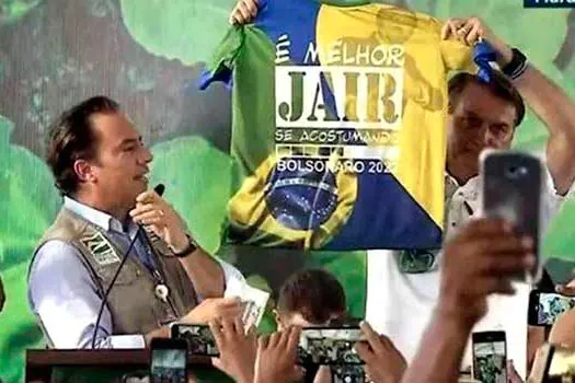 Em clima de campanha, Bolsonaro exibe camiseta com alusão à eleição de 2022