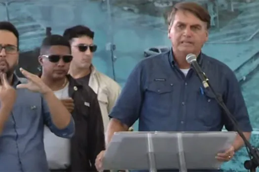 Após quebra de recorde de mortes por covid, Bolsonaro defende volta à normalidade