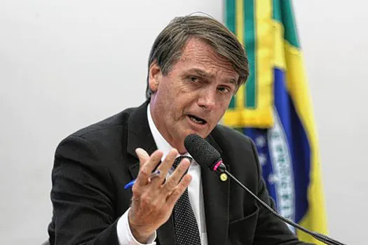 Após disputa judicial, Bolsonaro entrega exames para detectar covid-19