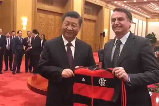 Bolsonaro dá uniforme do Flamengo de presente para Xi Jinping