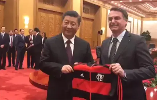 Bolsonaro dá uniforme do Flamengo de presente para Xi Jinping