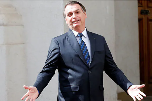 Em meio à crise, Bolsonaro vai ao cinema ver filme sobre ‘milagre da fé’