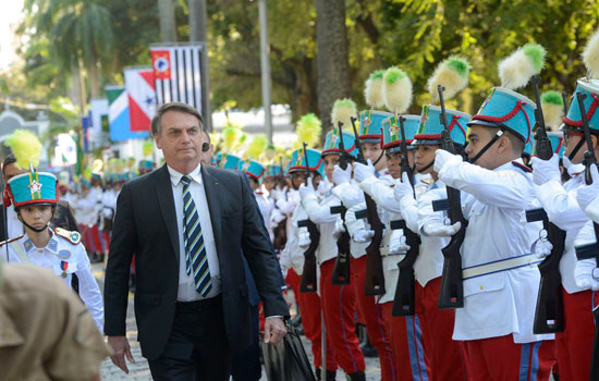 Bolsonaro diz que a meta é implantar um colégio militar em cada capital