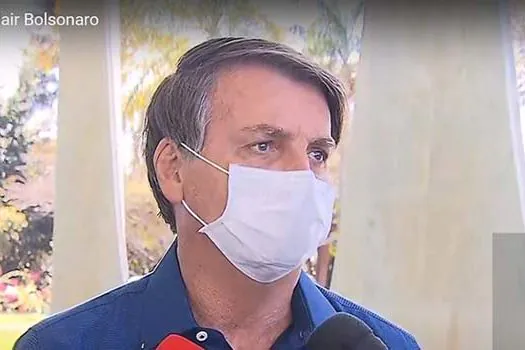 Bolsonaro afirma que está com covid-19