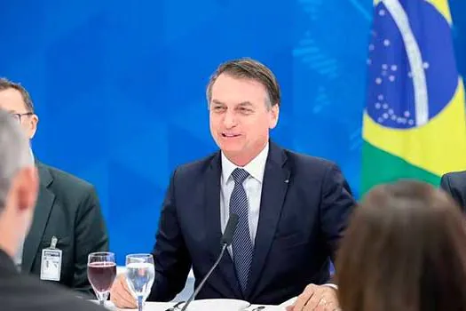 Bolsonaro diz que governo estuda reduzir imposto para computadores e celulares