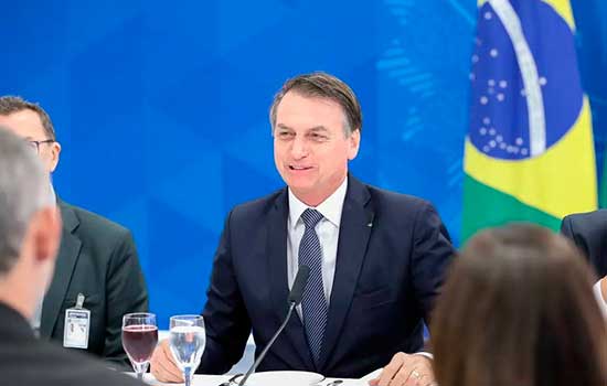 Bolsonaro diz que governo estuda reduzir imposto para computadores e celulares