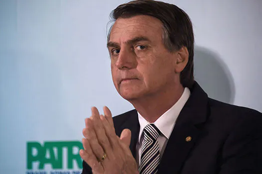 Especialistas veem  manobra política de Bolsonaro