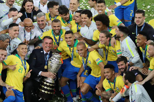 Bolsonaro tenta capitalizar título do Brasil no Maracanã