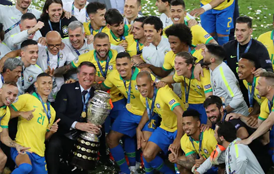 Bolsonaro tenta capitalizar título do Brasil no Maracanã