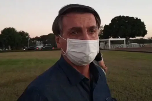 Bolsonaro diz que continua com coronavírus e fala de medicamentos