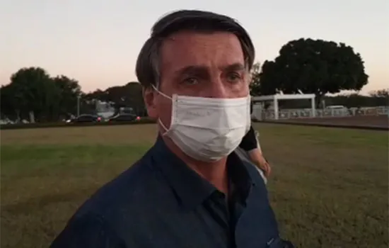 Bolsonaro diz que continua com coronavírus e fala de medicamentos