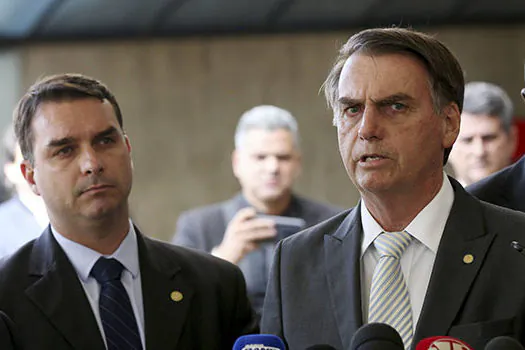 Bolsonaro defende filho por homenagem a PMs suspeitos