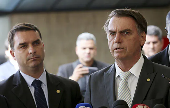 Bolsonaro defende filho por homenagem a PMs suspeitos